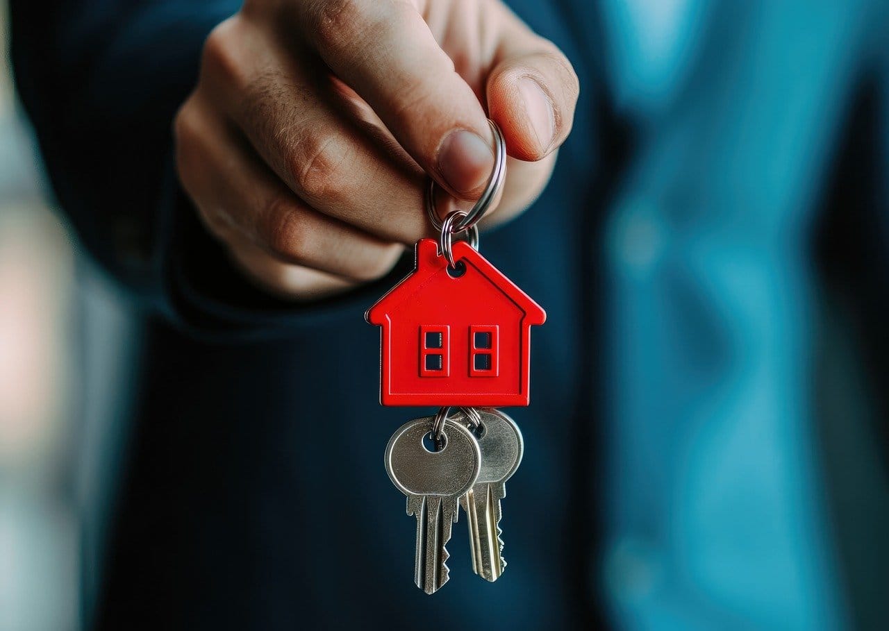 Llaves de una vivienda Asesor sosteniendo las llaves de una vivienda